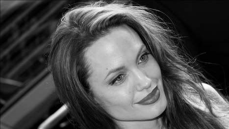 http://i655.photobucket.com/albums/uu273/aphrodite_doe/Angelina-Jolie-1.jpg?t=1256222473