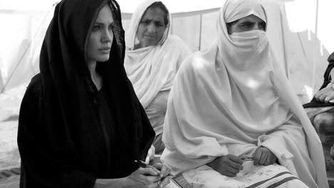 http://i655.photobucket.com/albums/uu273/aphrodite_doe/Angelina-Jolie-Pakistan.jpg?t=1283859892