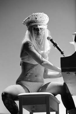 http://i655.photobucket.com/albums/uu273/aphrodite_doe/Gaga.jpg